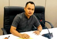 Anggota Komisi III DPRD Tuban Lukmanul Hakim tanggapi keluhan warga Desa Merkawang terkait debu aktivitas klinker PT Solusi Bangun Indonesia (SBI) yang disebut berdampak pada lahan pertanian dan kawasan permukiman, (Ist/Liputansatu.id)