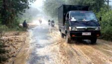 Kondisi Jalan Bancar–Jatirogo Kabupaten Tuban yang terdampak aktivitas angkutan pasir silika. Warga mengeluhkan debu saat kemarau dan jalan licin akibat ceceran pasir saat musim hujan, (Assayid Annazili/Liputansatu.id).