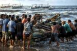 Gelombang 1,5 Meter Terjang Pesisir Tuban, Dua Kapal Nelayan Hancur Dihantam Ombak Gelombang Pasang Rusak Kapal Nelayan di Pesisir Tuban