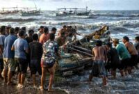Warga bersama nelayan bergotong royong mengevakuasi kapal yang mengalami kerusakan akibat diterjang gelombang pasang di pesisir Kelurahan Karangsari, Kecamatan Tuban, Sabtu (06/06/2026), (Assayid Annazili/Liputansatu.id).