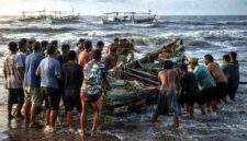 Warga bersama nelayan bergotong royong mengevakuasi kapal yang mengalami kerusakan akibat diterjang gelombang pasang di pesisir Kelurahan Karangsari, Kecamatan Tuban, Sabtu (06/06/2026), (Assayid Annazili/Liputansatu.id).