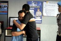 Momen mediasi antara anggota Polres Tuban dan korban dalam kasus yang viral di media sosial. Meski kedua pihak telah berdamai, Polres Tuban memastikan proses pemeriksaan internal terhadap anggota tetap dilakukan oleh Propam, (Assayid Annazili/Liputansatu.id).