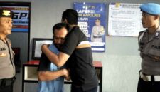 Momen mediasi antara anggota Polres Tuban dan korban dalam kasus yang viral di media sosial. Meski kedua pihak telah berdamai, Polres Tuban memastikan proses pemeriksaan internal terhadap anggota tetap dilakukan oleh Propam, (Assayid Annazili/Liputansatu.id).