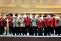 Pengurus Pimpinan Cabang Ikatan Mahasiswa Muhammadiyah (PC IMM) Tuban periode 2026-2027 berfoto bersama usai pelantikan dan serah terima jabatan di Gedung DPRD Tuban, Sabtu (06/06/2026), (Assayid Annazili/Liputansatu.id).