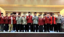 Pengurus Pimpinan Cabang Ikatan Mahasiswa Muhammadiyah (PC IMM) Tuban periode 2026-2027 berfoto bersama usai pelantikan dan serah terima jabatan di Gedung DPRD Tuban, Sabtu (06/06/2026), (Assayid Annazili/Liputansatu.id).