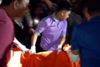Petugas mengevakuasi jenazah Murtafia Rafika Devi (34), seorang bidan RSUD Besuki yang ditemukan meninggal dunia di saluran drainase Jalur Pantura Desa Kalianget, Kecamatan Banyuglugur, Situbondo, Sabtu (06/06/2026) malam, (Fia Rahma/Liputansatu.id).