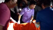 Petugas mengevakuasi jenazah Murtafia Rafika Devi (34), seorang bidan RSUD Besuki yang ditemukan meninggal dunia di saluran drainase Jalur Pantura Desa Kalianget, Kecamatan Banyuglugur, Situbondo, Sabtu (06/06/2026) malam, (Fia Rahma/Liputansatu.id).