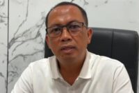 Kasat Reskrim Polres Situbondo, AKP Selimat, memberikan keterangan terkait pengungkapan kasus pembunuhan bidan RSUD Besuki, Murtafia Rafika Devi. Polisi telah menetapkan suami korban sebagai tersangka dan masih mendalami motif serta kronologi lengkap peristiwa tersebut, (Fia Rahma/Liputansatu.id).