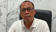 Kasat Reskrim Polres Situbondo, AKP Selimat, memberikan keterangan terkait pengungkapan kasus pembunuhan bidan RSUD Besuki, Murtafia Rafika Devi. Polisi telah menetapkan suami korban sebagai tersangka dan masih mendalami motif serta kronologi lengkap peristiwa tersebut, (Fia Rahma/Liputansatu.id).