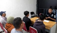 Pihak yang membuat dan menyebarkan foto editan pocong jadi-jadian di BTN RSUD Melawi memenuhi panggilan Polres Melawi didampingi orang tua, kepala dusun, dan ketua RT setempat untuk memberikan klarifikasi terkait unggahan hoaks yang sempat viral di media sosial. (Nurul Hidayatullah/Liputansatu.id).