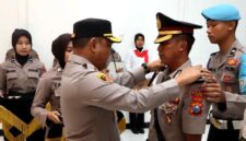 Kapolres Tuban AKBP Alaiddin memasangkan tanda jabatan kepada Kompol Supiyan dalam upacara serah terima jabatan Wakapolres Tuban di Gedung Sanika Satyawada, Senin (08/06/2026), (Assayid Annazili/Liputansatu.id).