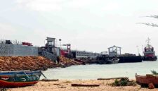 Proyek pembangunan Terminal LPG Tuban di wilayah pesisir Kecamatan Tambakboyo. Proyek ini menjadi sorotan setelah seorang nelayan melaporkan insiden jaring yang diduga tersangkut tiang pancang pembangunan hingga mengakibatkan kerugian besar, (Assayid Annazili/Liputansatu.id).