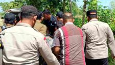 Petugas kepolisian, Perhutani, dan warga melakukan evakuasi terhadap seorang tenaga outsourcing KPH Jatirogo yang ditemukan meninggal dunia di kawasan hutan Petak 3C RPH Sadang BKPH Sekaran, Kecamatan Jatirogo, Kabupaten Tuban. Korban diduga meninggal akibat serangan jantung saat menjalankan aktivitas pekerjaan, (Assayid Annazili/Liputansatu.id).