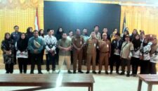 Perwakilan guru PPPK Paruh Waktu Kabupaten Melawi berfoto bersama jajaran Dinas Pendidikan dan Kebudayaan usai audiensi terkait kepastian mekanisme pembayaran gaji yang dikabarkan akan bersumber dari Dana BOS. Dalam pertemuan tersebut, para guru menyampaikan aspirasi dan meminta kejelasan regulasi dari pemerintah, (Nurul Hidayatullah/Liputansatu.id).