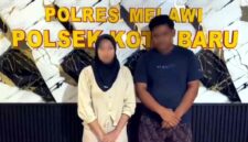 Dua warga memberikan keterangan di Polsek Kota Baru, Polres Melawi, terkait klarifikasi video viral dugaan teror ketuk pintu rumah warga di Kecamatan Tanah Pinoh, Kabupaten Melawi, (Nurul Hidayatullah/Liputansatu.id).