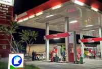 Aktivitas pengisian BBM di SPBU Gesing, Kecamatan Semanding, Kabupaten Tuban. Mulai 10 Juni 2026, Pertamina resmi menaikkan harga Pertamax menjadi Rp16.250 per liter, sementara Pertalite dan Solar subsidi tetap tidak mengalami perubahan harga, (Aji Swasto/Liputansatu.id).