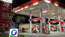 Aktivitas pengisian BBM di SPBU Gesing, Kecamatan Semanding, Kabupaten Tuban. Mulai 10 Juni 2026, Pertamina resmi menaikkan harga Pertamax menjadi Rp16.250 per liter, sementara Pertalite dan Solar subsidi tetap tidak mengalami perubahan harga, (Aji Swasto/Liputansatu.id).