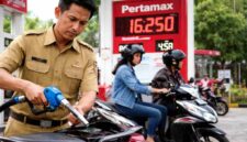 Kenaikan harga BBM non-subsidi membuat sebagian pengguna kendaraan dinas dan masyarakat kelas menengah mengeluhkan bertambahnya biaya transportasi harian. (Ilustrasi/LiputanSatu.id).