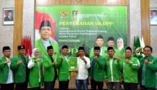 Pengurus DPC PPP Tuban menerima SK kepengurusan baru dari DPW PPP Jawa Timur di Surabaya, Rabu (10/6/2026). Dalam kepengurusan terbaru tersebut, Gus Sa'ad dipercaya menjabat Sekretaris DPC PPP Tuban dan akan fokus memperkuat konsolidasi organisasi hingga tingkat ranting. (Aji Swasto/Liputansatu.id).