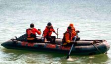 Tim SAR gabungan melakukan penyisiran di perairan utara Tuban dalam upaya mencari nelayan asal Desa Bulujowo, Kecamatan Bancar, yang dilaporkan hilang saat melaut dan belum ditemukan hingga hari kelima pencarian, (Assayid Annazili/Liputansatu.id).