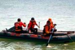 Solikin Hilang di Laut Utara Lamongan, Tim SAR Gabungan Masih Melakukan Pencarian Tim SAR gabungan melakukan pencarian Nelayan Asal Tuban hilang di perairan utara Lamongan
