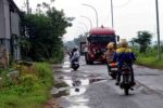 Bukan Hanya APBD Rp8,1 Miliar, Bisakah Industri Dilibatkan Menguatkan Jalan Jenu–Merakurak? Kondisi Jalan Jenu–Merakurak yang selama ini menjadi jalur utama aktivitas industri dan logistik di Kabupaten Tuban