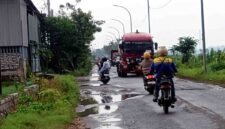 Kondisi Jalan Jenu–Merakurak yang selama ini menjadi jalur utama aktivitas industri dan logistik di Kabupaten Tuban. Ruas jalan tersebut kini masuk dalam paket rekonstruksi senilai sekitar Rp8,1 miliar dari APBD 2026, (Aji Swasto/Liputansatu.id).