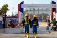 Aktivitas pekerja di lokasi pembangunan Sekolah Rakyat Tuban yang menjadi bagian Program Strategis Nasional (PSN). Proyek tersebut ditargetkan rampung pada 20 Juni 2026 untuk mendukung kegiatan belajar mengajar tahun ajaran baru, (Assayid Annazili/Liputansatu.id).