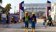 Aktivitas pekerja di lokasi pembangunan Sekolah Rakyat Tuban yang menjadi bagian Program Strategis Nasional (PSN). Proyek tersebut ditargetkan rampung pada 20 Juni 2026 untuk mendukung kegiatan belajar mengajar tahun ajaran baru, (Assayid Annazili/Liputansatu.id).