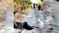 Warga berada di lokasi kejadian setelah seorang pria ditemukan terkapar di jalan di Dusun Tlogo Pule, Desa Prunggahan Kulon, Kecamatan Semanding, Tuban, usai diduga menjadi korban penganiayaan, (Assayid Annazili/Liputansatu.id).