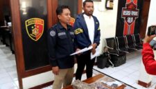 Polres Tuban mengamankan sejumlah barang bukti, termasuk batu dan kayu yang diduga digunakan dalam kasus penganiayaan berat di Semanding. Pelaku kini telah menyerahkan diri dan menjalani proses hukum, (Aji Swasto/Liputansatu.id).