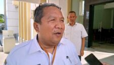 Kepala Dinas PUPR-PRKP Kabupaten Tuban, Agung Supriyadi, saat memberikan keterangan terkait dimulainya proses lelang proyek APBD 2026 melalui LPSE. Ia menegaskan pentingnya pengawasan ketat untuk memastikan kualitas infrastruktur di Kabupaten Tuban, (Aji Swasto/Liputansatu.id).