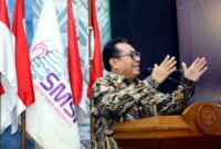 Ketua Umum SMSI Firdaus menyampaikan usulan agar SMSI menjadi penanggung jawab Hari Pers Nasional (HPN) 2027 saat Malam Anugerah SMSI 2026 di Hall Dewan Pers Jakarta, (Nurul Hidayatullah/Liputansatu.id).