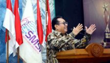 Ketua Umum SMSI Firdaus menyampaikan usulan agar SMSI menjadi penanggung jawab Hari Pers Nasional (HPN) 2027 saat Malam Anugerah SMSI 2026 di Hall Dewan Pers Jakarta, (Nurul Hidayatullah/Liputansatu.id).