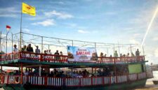 Peserta Festival Hari Bakcang 2026 menaiki kapal wisata saat menyusuri Sungai Kapuas di Pontianak, Kalimantan Barat, dalam rangka perayaan budaya Tionghoa yang diselenggarakan oleh MABT Indonesia, (Nurul Hidayatullah/Liputansatu.id).