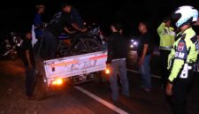 Petugas gabungan Polres Tuban mengamankan puluhan kendaraan dan 33 orang yang diduga akan melakukan konvoi saat kegiatan pengesahan warga baru PSHT di Kabupaten Tuban. (Assayid Annazili/Liputansatu.id).
