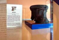 Nekara perunggu koleksi Museum Kambang Putih Tuban yang diperkirakan berasal dari sekitar 500 tahun sebelum Masehi (SM). Artefak peninggalan kebudayaan Dongson ini menjadi benda bersejarah tertua yang tersimpan di museum tersebut dan menjadi bukti adanya permukiman manusia di Tuban sejak sekitar 2.500 tahun lalu, (Assayid Annazili/Liputansatu.id).
