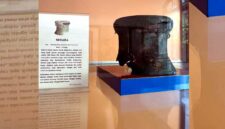 Nekara perunggu koleksi Museum Kambang Putih Tuban yang diperkirakan berasal dari sekitar 500 tahun sebelum Masehi (SM). Artefak peninggalan kebudayaan Dongson ini menjadi benda bersejarah tertua yang tersimpan di museum tersebut dan menjadi bukti adanya permukiman manusia di Tuban sejak sekitar 2.500 tahun lalu, (Assayid Annazili/Liputansatu.id).