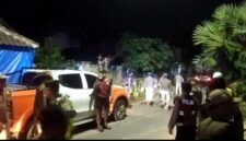 Razia miras di Tuban kembali diwarnai fenomena warung yang tutup sebelum petugas datang. Satpol PP menemukan puluhan botol arak dan minuman oplosan yang diduga siap edar, (Aji Swasto/Liputansatu.id).