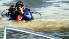 Petugas Satpolairud Polres Situbondo bersama tim penyelam melakukan pemeriksaan di perairan Banyuglugur untuk mengecek pipa sepanjang 400 meter yang diduga menjadi saluran pembuangan limbah ke laut. Pengecekan dilakukan menyusul viralnya video dugaan pencemaran laut yang beredar di media sosial, (Fia Rahma/Liputansatu.id).