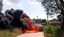 Mobil pikap Isuzu Carry terbakar hebat di Jalan Raya Bulu–Jatirogo, Desa Latsari, Kecamatan Bancar, Kabupaten Tuban, (Assayid Annazili/Liputansatu.id).
