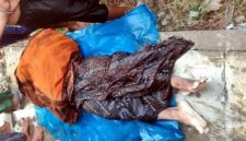 Petugas dan warga mengevakuasi mayat pria tanpa identitas yang ditemukan mengapung di perairan Laut Jawa sebelah utara Pelabuhan Perikanan Pantai (PPP) Bulu, Kecamatan Bancar, Kabupaten Tuban, (Assayid Annazili/Liputansatu.id).