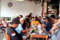 Suasana santai dan terbuka membuat warung kopi di Pontianak menjadi ruang diskusi favorit berbagai kalangan. Selain menikmati kopi, pengunjung memanfaatkan warkop sebagai tempat bertukar informasi, menyampaikan aspirasi, dan mencari inspirasi, (Nurul Hidayatullah/Liputansatu.id).