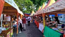 Suasana lapak pedagang yang mulai ramai di kawasan sekitar Masjid Agung Tuban menjelang puncak Haul Sunan Bonang ke-517. Pemerintah Kabupaten Tuban telah menata sebanyak 663 pedagang ke dalam sejumlah zona untuk menjaga ketertiban dan kenyamanan selama rangkaian acara berlangsung, (Assayid Annazili/Liputansatu.id).