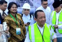 Menteri ESDM Bahlil Lahadalia saat meresmikan Mini LNG Plant milik PT Sumber Aneka Gas (SAG) di Tuban, Kamis (25/6/2026). Dalam kesempatan tersebut, Bahlil mengungkapkan bahwa program pengganti LPG 3 kilogram masih dalam tahap pengujian dan ditargetkan rampung pada Juli hingga Agustus 2026, (Assayid Annazili/Liputansatu.id).
