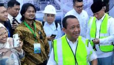 Menteri ESDM Bahlil Lahadalia saat meresmikan Mini LNG Plant milik PT Sumber Aneka Gas (SAG) di Tuban, Kamis (25/6/2026). Dalam kesempatan tersebut, Bahlil mengungkapkan bahwa program pengganti LPG 3 kilogram masih dalam tahap pengujian dan ditargetkan rampung pada Juli hingga Agustus 2026, (Assayid Annazili/Liputansatu.id).