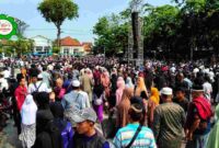 Diperkirakan tibuan hingga jutaan peziarah dari berbagai daerah di Indonesia dan mancanegara memadati kawasan Makam Sunan Bonang dan Alun-Alun Tuban saat rangkaian Haul ke-517 Sunan Bonang, Kamis (25/6/2026), (Assayid Annazili/Liputansatu.id).