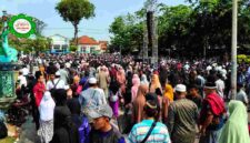 Diperkirakan tibuan hingga jutaan peziarah dari berbagai daerah di Indonesia dan mancanegara memadati kawasan Makam Sunan Bonang dan Alun-Alun Tuban saat rangkaian Haul ke-517 Sunan Bonang, Kamis (25/6/2026), (Assayid Annazili/Liputansatu.id).