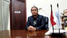 Kuasa hukum pelapor, Agista Yuandhana, memberikan keterangan terkait laporan dugaan penjualan tanah kas Desa Talangkembar, Kecamatan Montong, Kabupaten Tuban, (Assayid Annazili/Liputansatu.id).