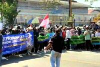 Ribuan warga yang tergabung dalam Aliansi Masyarakat Tuban Bersatu menggelar aksi damai di depan Gedung DPRD Kabupaten Tuban, Jumat (26/6/2026), untuk menyatakan dukungan terhadap keberlanjutan Program Makan Bergizi Gratis (MBG), (Assayid Annazili/Liputansatu.id).